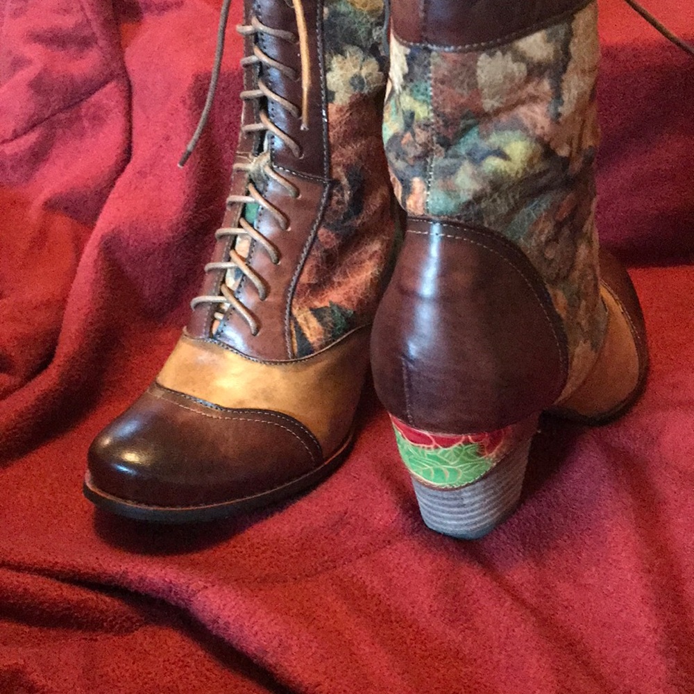 Spring Step “L'Artiste” charming lace-up, side zip boots. Very unique!